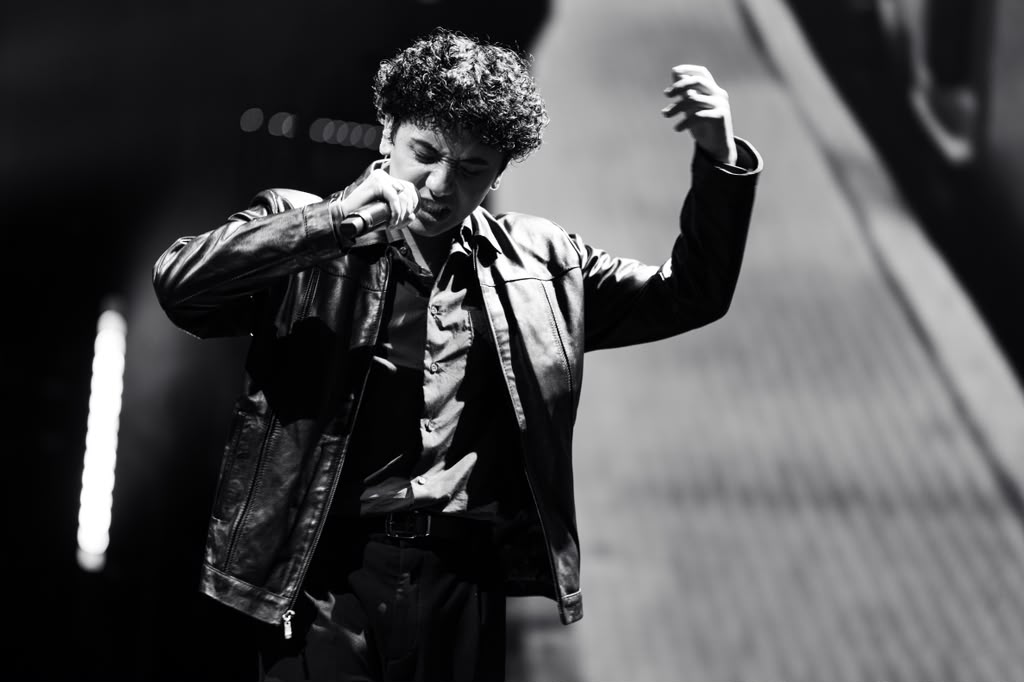Black and white photo of Joshua Soto singing at México Canta