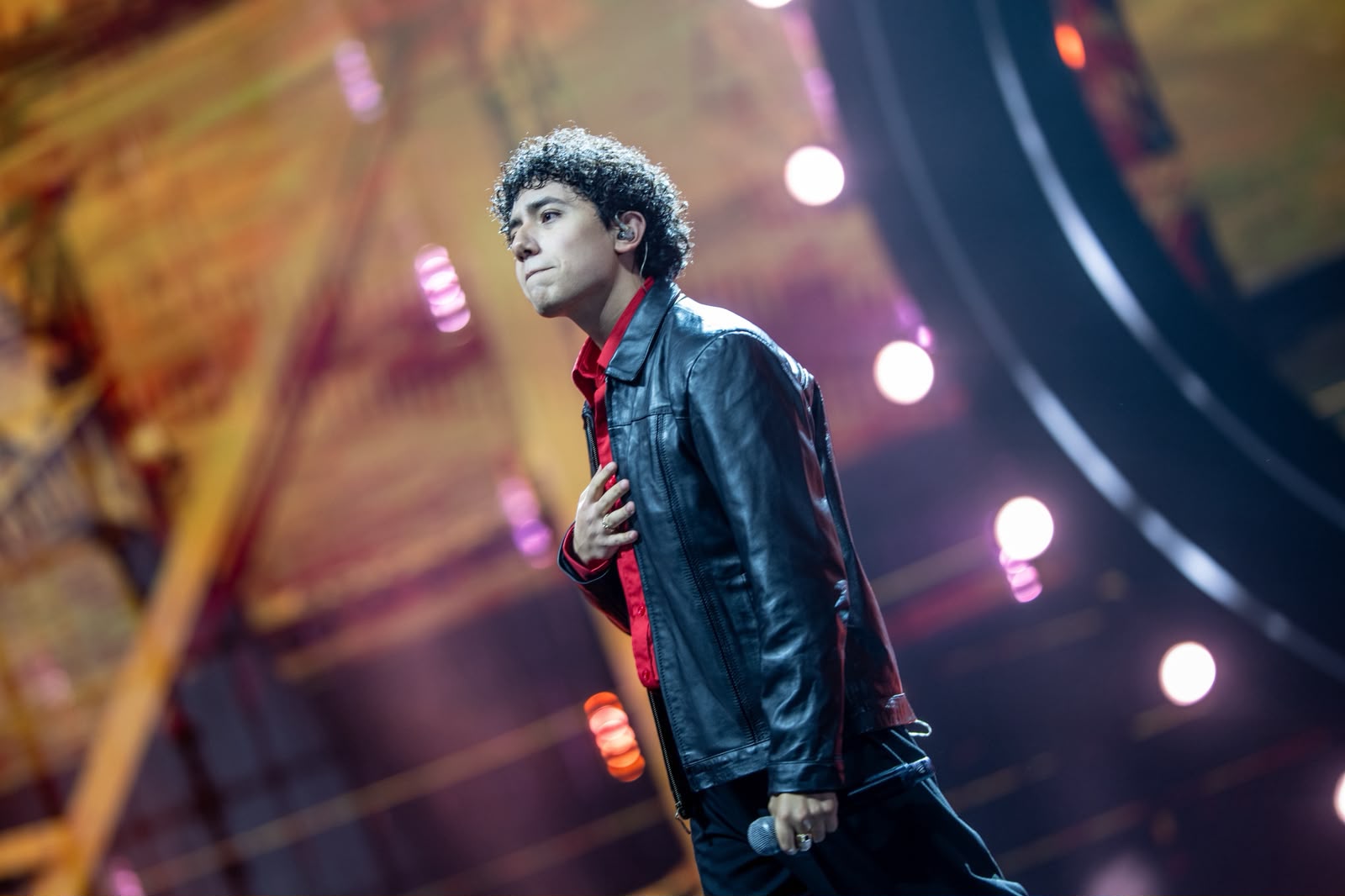 Joshua Soto with his hand on his heart on the México Canta stage