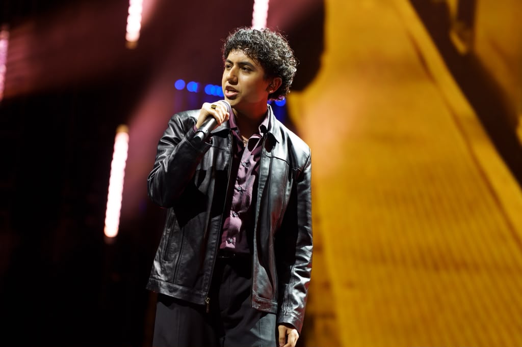 Joshua Soto performing with a microphone at México Canta