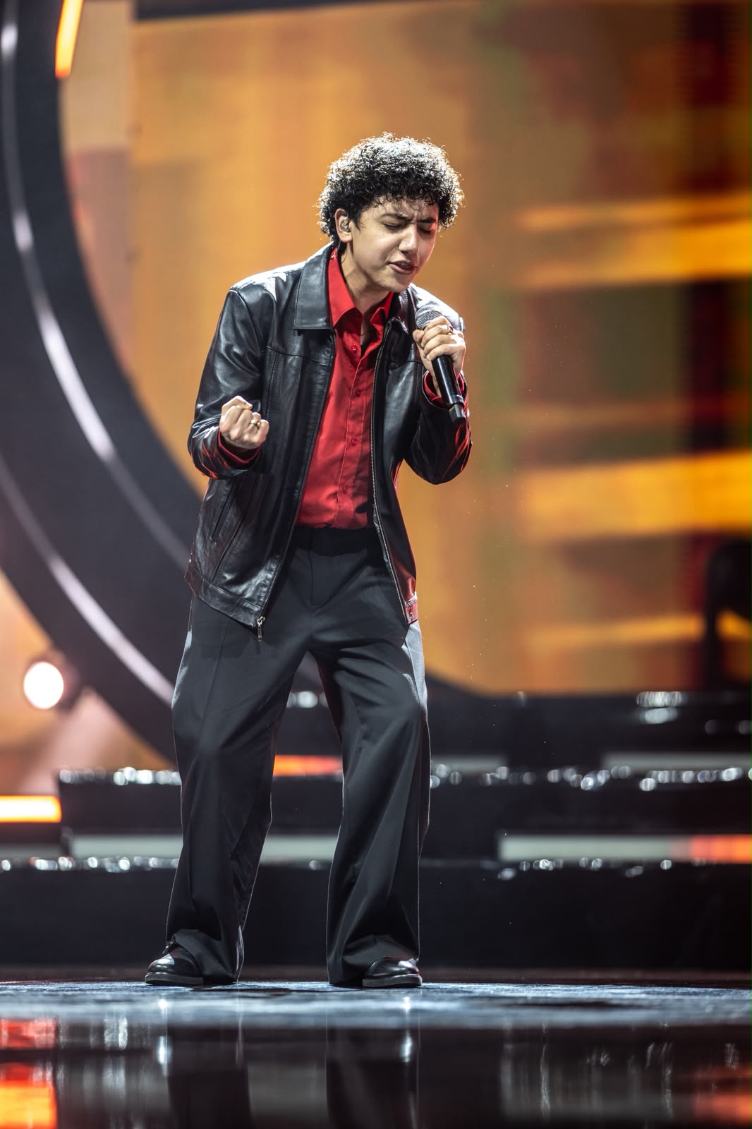 Joshua Soto singing on stage at México Canta
